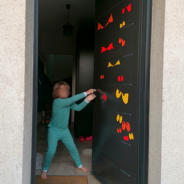 Activité créative et manuelle enfants - Décorer les portes pour Halloween - Squelette, Monstre et Yeux dans la nuit - Peur - Décoration Halloween - pour classe ou maison - Récup' de chutes de papier et assiettes en carton - Arts visuels Maternelle ou élémentaire - Cycles 1, 2 ou 3 - mslf