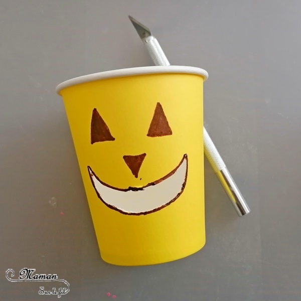 Activité créative et manuelle enfants - Expérience rigolote pour Halloween - Monstres d'Halloween qui dégoulinent avec mélange bicarbonate, vinaigre, colorant et liquide vaisselle - Facile et ludique - Verres en carton - yeux nez et bouche qui coulent - recréer des cerveaux à des verres squelettes - dégoûtant - mslf