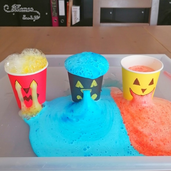 Activité créative et manuelle enfants - Expérience rigolote pour Halloween - Monstres d'Halloween qui dégoulinent avec mélange bicarbonate, vinaigre, colorant et liquide vaisselle - Facile et ludique - Verres en carton - yeux nez et bouche qui coulent - recréer des cerveaux à des verres squelettes - dégoûtant - mslf