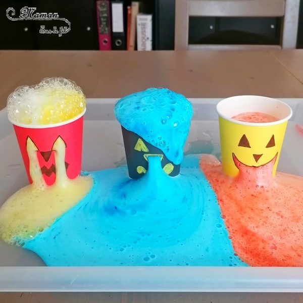 Activité créative et manuelle enfants - Expérience rigolote pour Halloween - Monstres d'Halloween qui dégoulinent avec mélange bicarbonate, vinaigre, colorant et liquide vaisselle - Facile et ludique - Verres en carton - yeux nez et bouche qui coulent - recréer des cerveaux à des verres squelettes - dégoûtant - mslf