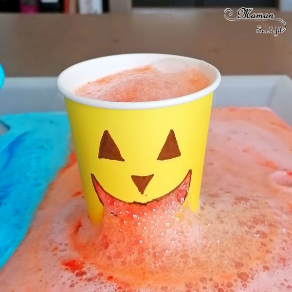 Activité créative et manuelle enfants - Expérience rigolote pour Halloween - Monstres d'Halloween qui dégoulinent avec mélange bicarbonate, vinaigre, colorant et liquide vaisselle - Facile et ludique - Verres en carton - yeux nez et bouche qui coulent - recréer des cerveaux à des verres squelettes - dégoûtant - mslf