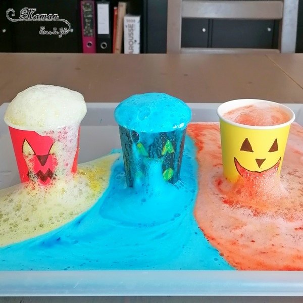 Activité créative et manuelle enfants - Expérience rigolote pour Halloween - Monstres d'Halloween qui dégoulinent avec mélange bicarbonate, vinaigre, colorant et liquide vaisselle - Facile et ludique - Verres en carton - yeux nez et bouche qui coulent - recréer des cerveaux à des verres squelettes - dégoûtant - mslf