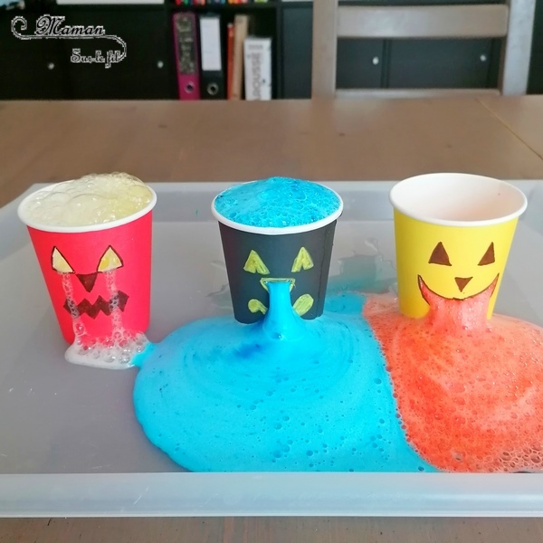 Activité créative et manuelle enfants - Expérience rigolote pour Halloween - Monstres d'Halloween qui dégoulinent avec mélange bicarbonate, vinaigre, colorant et liquide vaisselle - Facile et ludique - Verres en carton - yeux nez et bouche qui coulent - recréer des cerveaux à des verres squelettes - dégoûtant - mslf