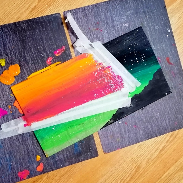 Activité créative et manuelle enfants - activité autonome de ma fille de 11 ans - Peinture sur carrelage - Dégradés de couleur pour le le ciel façon aurore boréale et la forêt et noir pour les détails - Jeu de contraste - Petite fille, lampe magique et forêt - Animaux, cerfs - Technique au couteau puis pinceau - Poésie, imaginaire - Arts visuels cycle 3 - peinture - Couleurs chaudes - Thème Automne - Découverte d'une technique artistique - Créativité - mslf