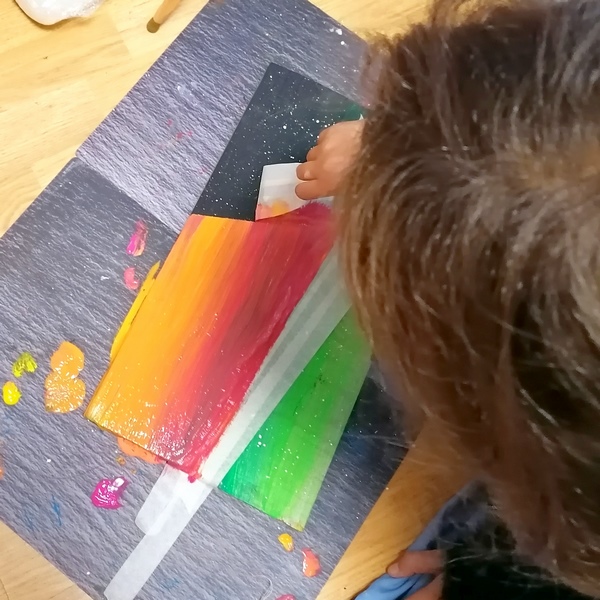 Activité créative et manuelle enfants - activité autonome de ma fille de 11 ans - Peinture sur carrelage - Dégradés de couleur pour le le ciel façon aurore boréale et la forêt et noir pour les détails - Jeu de contraste - Petite fille, lampe magique et forêt - Animaux, cerfs - Technique au couteau puis pinceau - Poésie, imaginaire - Arts visuels cycle 3 - peinture - Couleurs chaudes - Thème Automne - Découverte d'une technique artistique - Créativité - mslf