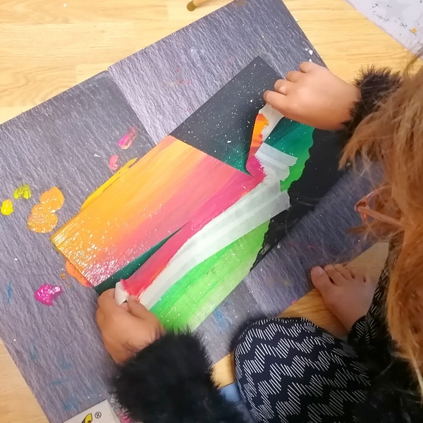 Activité créative et manuelle enfants - activité autonome de ma fille de 11 ans - Peinture sur carrelage - Dégradés de couleur pour le le ciel façon aurore boréale et la forêt et noir pour les détails - Jeu de contraste - Petite fille, lampe magique et forêt - Animaux, cerfs - Technique au couteau puis pinceau - Poésie, imaginaire - Arts visuels cycle 3 - peinture - Couleurs chaudes - Thème Automne - Découverte d'une technique artistique - Créativité - mslf