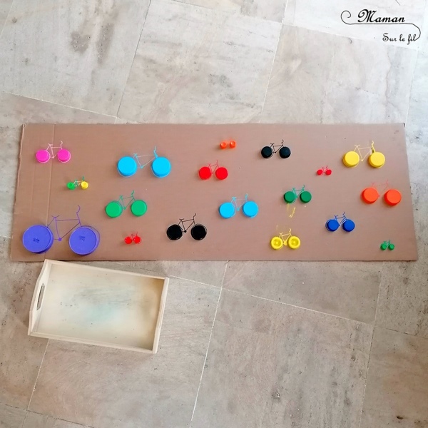 Activité manuelle enfants - Jeu DIY en récup' autour des vélos - Puzzle - Remets les roues au bon endroit en fonction de leur couleur et leur taille - Carton et bouchons de bouteilles - Travail autour des cercles, des couleurs et de la discrimination visuelle - Bricolage géant - Educatif et pédagogique adaptable - Fait maison - recyclage - Créativité - Europe - Pays-Bas, Hollande, Néerlandais - Amsterdam - Découverte d'un pays - Espace et géographie - atelier Cycle 1 ou 2 - Maternelle - mslf