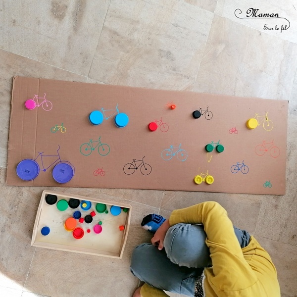 Activité manuelle enfants - Jeu DIY en récup' autour des vélos - Puzzle - Remets les roues au bon endroit en fonction de leur couleur et leur taille - Carton et bouchons de bouteilles - Travail autour des cercles, des couleurs et de la discrimination visuelle - Bricolage géant - Educatif et pédagogique adaptable - Fait maison - recyclage - Créativité - Europe - Pays-Bas, Hollande, Néerlandais - Amsterdam - Découverte d'un pays - Espace et géographie - atelier Cycle 1 ou 2 - Maternelle - mslf