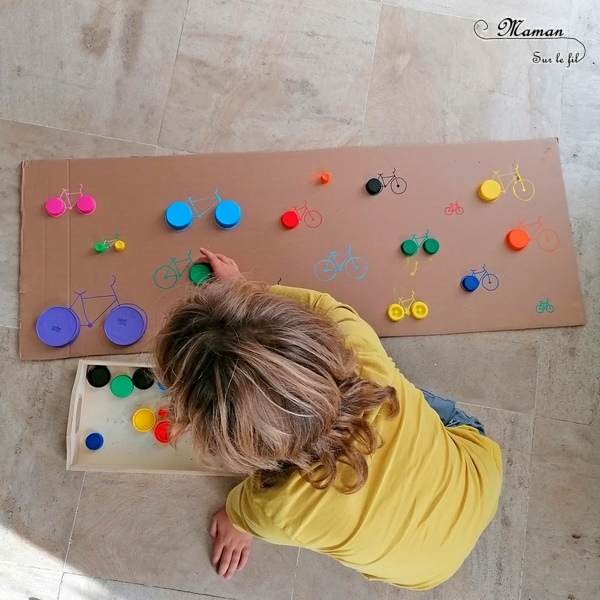 Activité manuelle enfants - Jeu DIY en récup' autour des vélos - Puzzle - Remets les roues au bon endroit en fonction de leur couleur et leur taille - Carton et bouchons de bouteilles - Travail autour des cercles, des couleurs et de la discrimination visuelle - Bricolage géant - Educatif et pédagogique adaptable - Fait maison - recyclage - Créativité - Europe - Pays-Bas, Hollande, Néerlandais - Amsterdam - Découverte d'un pays - Espace et géographie - atelier Cycle 1 ou 2 - Maternelle - mslf