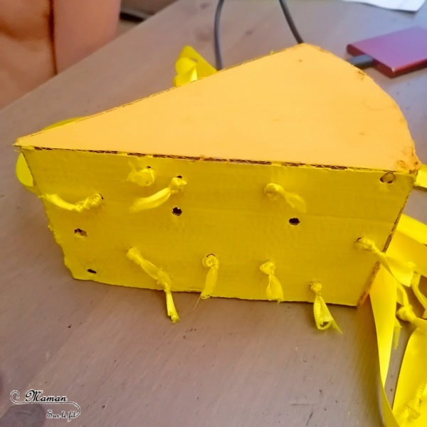 Activité manuelle et créative enfants - Fromage Party - Fabriquer un jeu DIY en récup' autour des fromages et des souris - Jeu de hasard avec des rubans à tirer - Carton et peinture - Travail autour de la motricité fine - Educatif et pédagogique - Variantes - Fait maison - recyclage - Créativité - Europe - Pays-Bas, Hollande, Néerlandais - Amsterdam - Découverte d'un pays - Espace et géographie - atelier Cycle 1 ou 2 - Maternelle - mslf