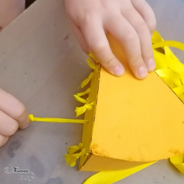 Activité manuelle et créative enfants - Fromage Party - Fabriquer un jeu DIY en récup' autour des fromages et des souris - Jeu de hasard avec des rubans à tirer - Carton et peinture - Travail autour de la motricité fine - Educatif et pédagogique - Variantes - Fait maison - recyclage - Créativité - Europe - Pays-Bas, Hollande, Néerlandais - Amsterdam - Découverte d'un pays - Espace et géographie - atelier Cycle 1 ou 2 - Maternelle - mslf