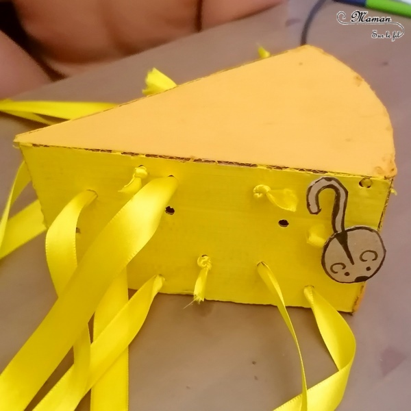 Activité manuelle et créative enfants - Fromage Party - Fabriquer un jeu DIY en récup' autour des fromages et des souris - Jeu de hasard avec des rubans à tirer - Carton et peinture - Travail autour de la motricité fine - Educatif et pédagogique - Variantes - Fait maison - recyclage - Créativité - Europe - Pays-Bas, Hollande, Néerlandais - Amsterdam - Découverte d'un pays - Espace et géographie - atelier Cycle 1 ou 2 - Maternelle - mslf