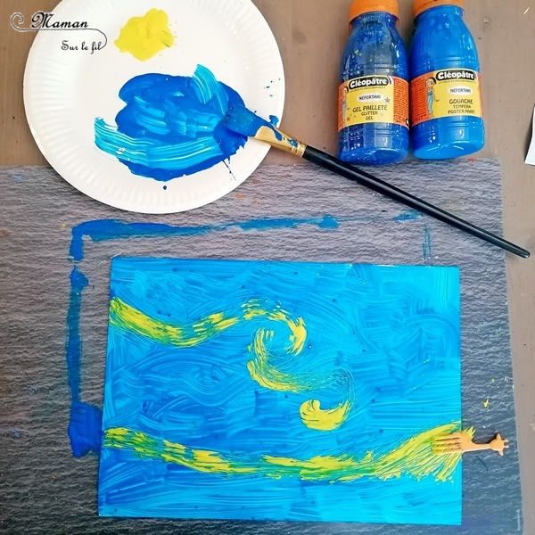 Activité manuelle et créative enfants - Revisiter le tableau La nuit étoilée de Vincent Van Gogh - Peintre hollandais - Peinture à la fourchette et au cure-dent gel pailleté - découpage papier noir - Découpage, collage - Découverte de l'art et d'un artiste - Nuit et étoiles - Créativité - Europe - Pays-Bas, Hollande, Néerlandais - Découverte d'un pays - Espace et géographie - arts visuels Cycle 2 ou 3 - Elémentaire - Tour du monde créatif - mslf