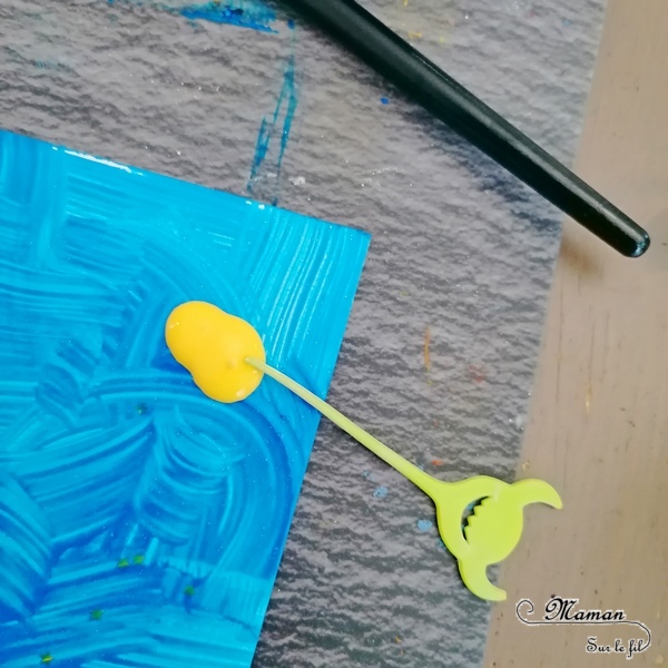 Activité manuelle et créative enfants - Revisiter le tableau La nuit étoilée de Vincent Van Gogh - Peintre hollandais - Peinture à la fourchette et au cure-dent gel pailleté - découpage papier noir - Découpage, collage - Découverte de l'art et d'un artiste - Nuit et étoiles - Créativité - Europe - Pays-Bas, Hollande, Néerlandais - Découverte d'un pays - Espace et géographie - arts visuels Cycle 2 ou 3 - Elémentaire - Tour du monde créatif - mslf