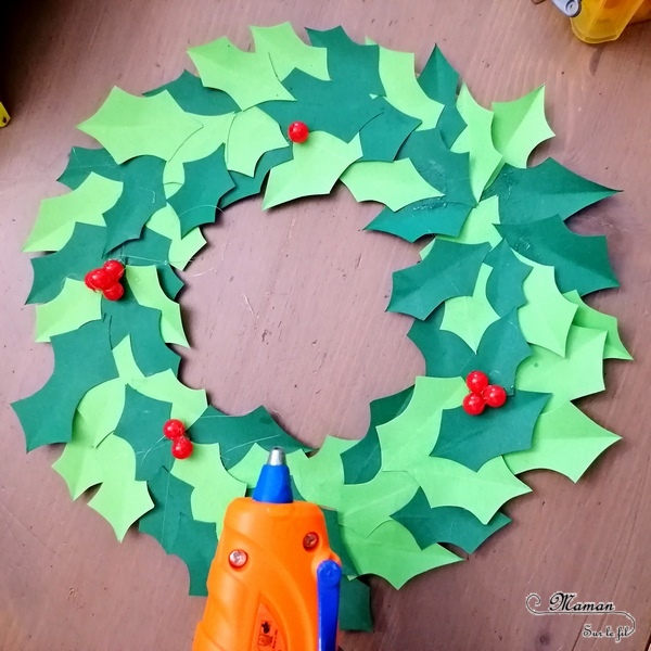 Activité manuelle et créative enfants - Fabriquer une couronne de houx en papier et en récup' - Pour Noël - Carton, papiers, perles, pommes de pin, écorce, nature - Décoration fait maison pour l'hiver - Découpage, collage - Nature morte - recyclage - Bricolage et Créativité - arts visuels Cycle 2 ou 3 - Elémentaire ou maternelle avec aide - mslf