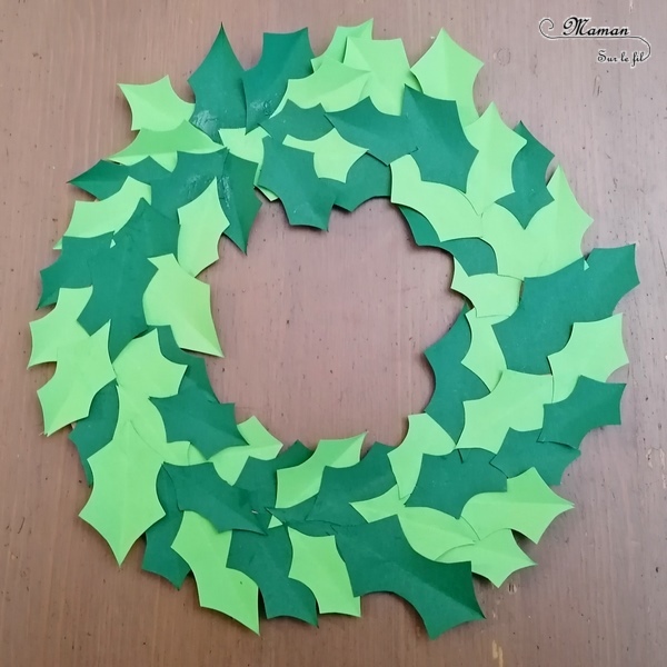 Activité manuelle et créative enfants - Fabriquer une couronne de houx en papier et en récup' - Pour Noël - Carton, papiers, perles, pommes de pin, écorce, nature - Décoration fait maison pour l'hiver - Découpage, collage - Nature morte - recyclage - Bricolage et Créativité - arts visuels Cycle 2 ou 3 - Elémentaire ou maternelle avec aide - mslf