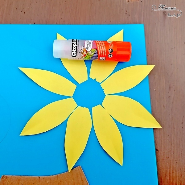 Activité manuelle et créative enfants - Revisiter la série des tableaux Tournesols de Vincent Van Gogh - Peintre hollandais - Découpage, collage, récup' carton, peinture et papier bulle - Découverte de l'art et d'un artiste - Printemps et fleurs - Nature morte - recyclage - Créativité - Europe - Pays-Bas, Hollande, Néerlandais - Découverte d'un pays - Espace et géographie - arts visuels Cycle 1 ou 2 - Maternelle - Tour du monde créatif - mslf