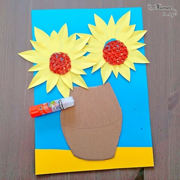 Activité manuelle et créative enfants - Revisiter la série des tableaux Tournesols de Vincent Van Gogh - Peintre hollandais - Découpage, collage, récup' carton, peinture et papier bulle - Découverte de l'art et d'un artiste - Printemps et fleurs - Nature morte - recyclage - Créativité - Europe - Pays-Bas, Hollande, Néerlandais - Découverte d'un pays - Espace et géographie - arts visuels Cycle 1 ou 2 - Maternelle - Tour du monde créatif - mslf