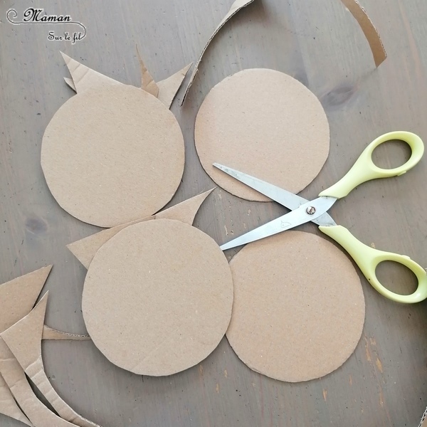 Activité manuelle et créative enfants - Fabriquer des boules de Noël en carton, papier déchiré et graphisme - à suspendre au sapin - en récup' - Papier aluminium et laine - Décoration DIY pour le sapin de Noël ou décoration de classe - Collage - recyclage - Bricolage et Créativité - arts visuels Maternelle, Cycle 1 ou 2 - Elémentaire ou maternelle - mslf