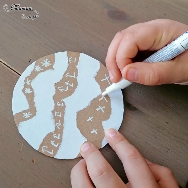 Activité manuelle et créative enfants - Fabriquer des boules de Noël en carton, papier déchiré et graphisme - à suspendre au sapin - en récup' - Papier aluminium et laine - Décoration DIY pour le sapin de Noël ou décoration de classe - Collage - recyclage - Bricolage et Créativité - arts visuels Maternelle, Cycle 1 ou 2 - Elémentaire ou maternelle - mslf