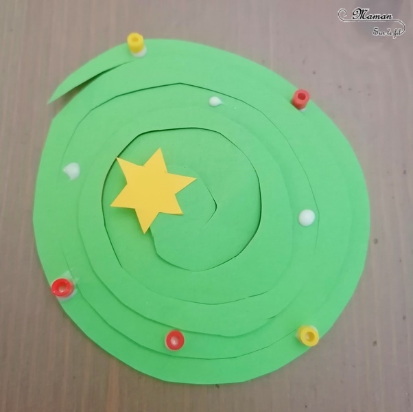 Activité manuelle et créative enfants - Fabriquer des sapins spirales suspendus en papier et en récup' - Pour Noël - Chutes de papiers, de papiers de soie, perles à repasser - Décoration fait maison pour l'hiver et Noël - Découpage, collage - Suspension ou décorations pour le sapin - recyclage - Bricolage et Créativité - arts visuels Maternelle, Cycle 1 ou 2 - Elémentaire ou maternelle - mslf