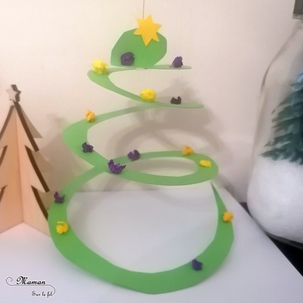 Activité manuelle et créative enfants - Fabriquer des sapins spirales suspendus en papier et en récup' - Pour Noël - Chutes de papiers, de papiers de soie, perles à repasser - Décoration fait maison pour l'hiver et Noël - Découpage, collage - Suspension ou décorations pour le sapin - recyclage - Bricolage et Créativité - arts visuels Maternelle, Cycle 1 ou 2 - Elémentaire ou maternelle - mslf