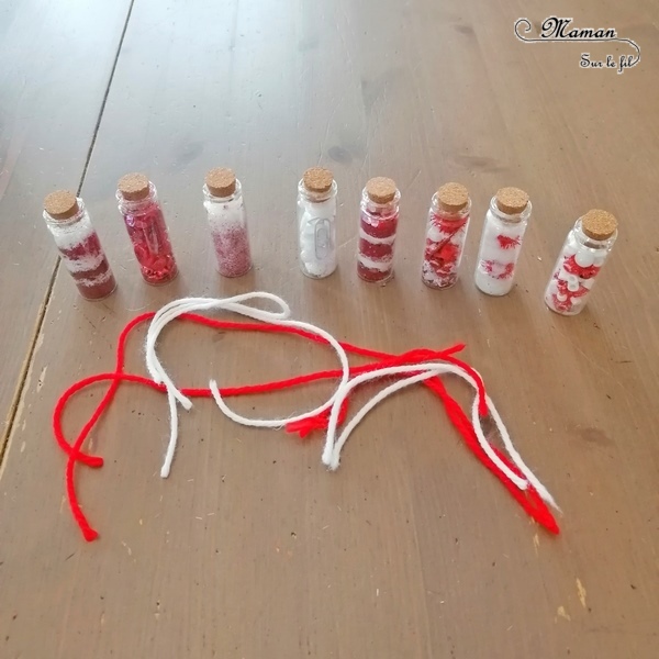 Activité manuelle et créative enfants - Fabriquer des mini-fioles de Noël à suspendre au sapin - façon sucre d'orge en rouge et blanc - Récup, paillettes et matériel créatif divers - Invitation à créer - Décorations fait maison pour le sapin - Décoration de classe - Bricolage et Créativité - arts visuels Maternelle, Cycle 1 ou 2 - Cadeau de fin d'année - Elémentaire ou maternelle - mslf