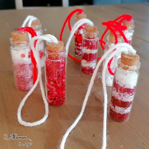 Activité manuelle et créative enfants - Fabriquer des mini-fioles de Noël à suspendre au sapin - façon sucre d'orge en rouge et blanc - Récup, paillettes et matériel créatif divers - Invitation à créer - Décorations fait maison pour le sapin - Décoration de classe - Bricolage et Créativité - arts visuels Maternelle, Cycle 1 ou 2 - Cadeau de fin d'année - Elémentaire ou maternelle - mslf