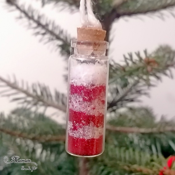 Activité manuelle et créative enfants - Fabriquer des mini-fioles de Noël à suspendre au sapin - façon sucre d'orge en rouge et blanc - Récup, paillettes et matériel créatif divers - Invitation à créer - Décorations fait maison pour le sapin - Décoration de classe - Bricolage et Créativité - arts visuels Maternelle, Cycle 1 ou 2 - Cadeau de fin d'année - Elémentaire ou maternelle - mslf