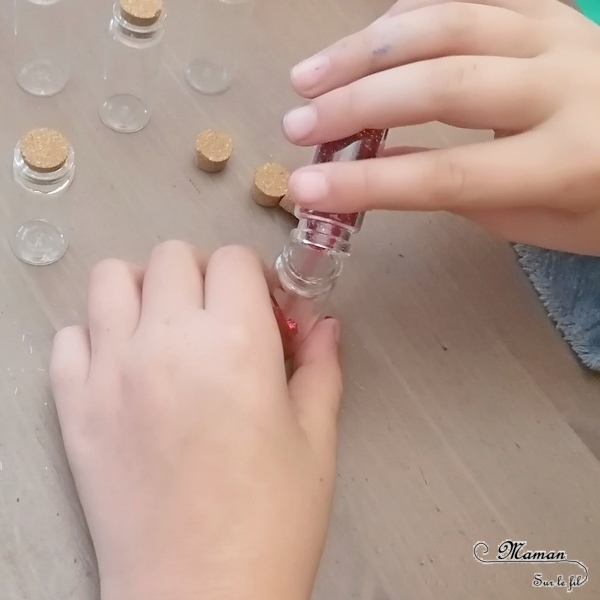 Activité manuelle et créative enfants - Fabriquer des mini-fioles de Noël à suspendre au sapin - façon sucre d'orge en rouge et blanc - Récup, paillettes et matériel créatif divers - Invitation à créer - Décorations fait maison pour le sapin - Décoration de classe - Bricolage et Créativité - arts visuels Maternelle, Cycle 1 ou 2 - Cadeau de fin d'année - Elémentaire ou maternelle - mslf