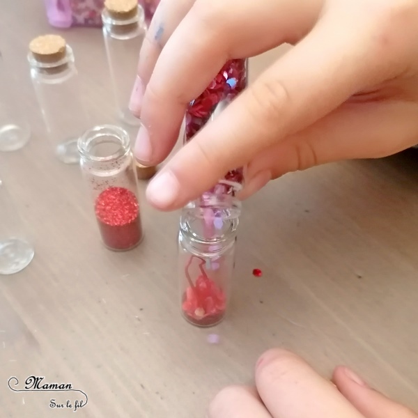 Activité manuelle et créative enfants - Fabriquer des mini-fioles de Noël à suspendre au sapin - façon sucre d'orge en rouge et blanc - Récup, paillettes et matériel créatif divers - Invitation à créer - Décorations fait maison pour le sapin - Décoration de classe - Bricolage et Créativité - arts visuels Maternelle, Cycle 1 ou 2 - Cadeau de fin d'année - Elémentaire ou maternelle - mslf