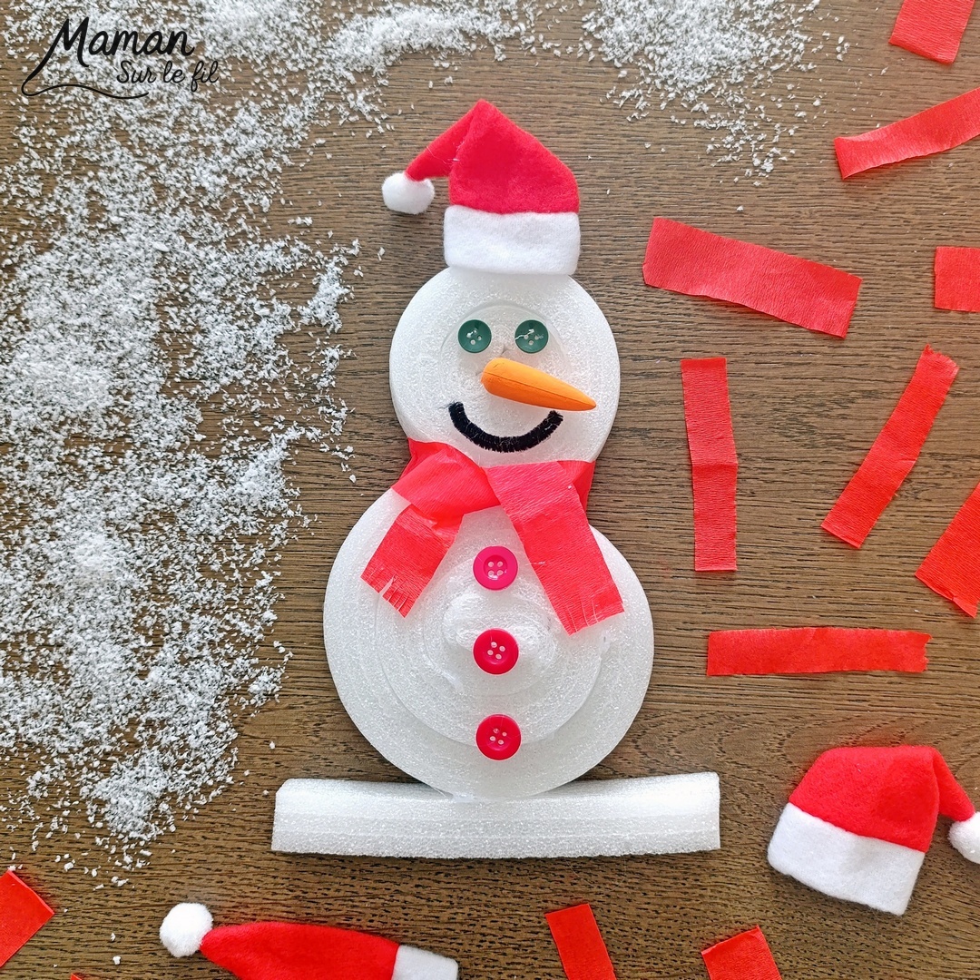 Fabriquer un bonhomme de neige avec des bandes de polystyrène de récup' - activité créative et manuelle enfants - Recyclage, surcyclage de bandes de polystyrène récupérées dans un colis - Bricolage, collage - Détails avec boutons, papier crépon, carotte, fil chenille et bonnet de Père Noël - Bricolage et décoration DIY - Bricolage Fait maison, décoration - Thème Hiver, froid, neige, Noël - Bricolage sympa et facile - Arts visuels Maternelle et cycle 2 - Maternelle et élémentaire - Créativité - Cycle 1 ou 2 - tutoriel photos - mslf