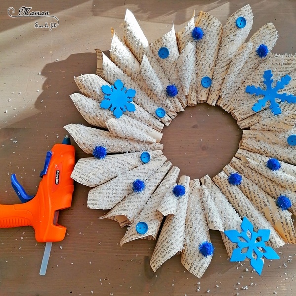 Activité manuelle et créative enfants - Fabriquer une couronne hiver avec un vieux livre jauni - Décoration de porte - Saisons - Pages découpées, roulées, collées - Motricité fine - blanc et bleu - Récup et surcyclage - recyclage de livres abimés - Bricolage et Créativité - arts visuels Elémentaire, maternelle, Cycle 1, 2 - mslf