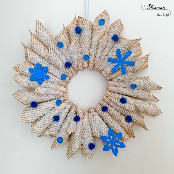 Activité manuelle et créative enfants - Fabriquer une couronne hiver avec un vieux livre jauni - Décoration de porte - Saisons - Pages découpées, roulées, collées - Motricité fine - blanc et bleu - Récup et surcyclage - recyclage de livres abimés - Bricolage et Créativité - arts visuels Elémentaire, maternelle, Cycle 1, 2 - mslf