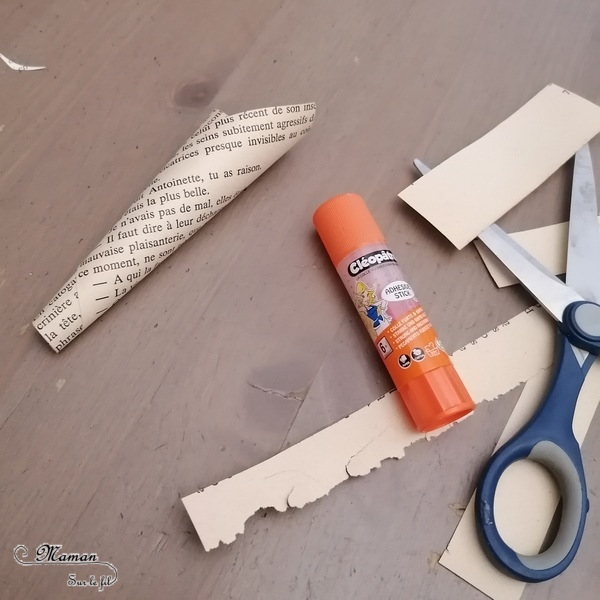 Activité manuelle et créative enfants - Fabriquer une couronne hiver avec un vieux livre jauni - Décoration de porte - Saisons - Pages découpées, roulées, collées - Motricité fine - blanc et bleu - Récup et surcyclage - recyclage de livres abimés - Bricolage et Créativité - arts visuels Elémentaire, maternelle, Cycle 1, 2 - mslf