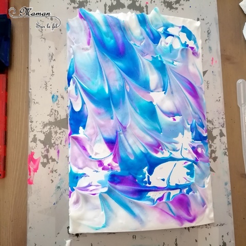 Activité manuelle et créative enfants - Ours blancs polaires avec des pages de livres et dessin - Découpage et collage - Effet de relief - Fond marbré hivernal avec technique de la mousse à raser et de l'encre - Bleu et violet - Technique pour fond Hiver - Récup - recyclage de livres abimés - Bricolage et Créativité - Banquise, animaux du froid - arts visuels Elémentaire, maternelle, Cycle 1, 2 - mslf