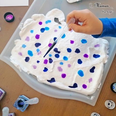 Activité manuelle et créative enfants - Ours blancs polaires avec des pages de livres et dessin - Découpage et collage - Effet de relief - Fond marbré hivernal avec technique de la mousse à raser et de l'encre - Bleu et violet - Technique pour fond Hiver - Récup - recyclage de livres abimés - Bricolage et Créativité - Banquise, animaux du froid - arts visuels Elémentaire, maternelle, Cycle 1, 2 - mslf