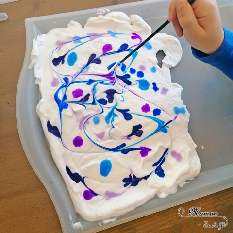 Activité manuelle et créative enfants - Ours blancs polaires avec des pages de livres et dessin - Découpage et collage - Effet de relief - Fond marbré hivernal avec technique de la mousse à raser et de l'encre - Bleu et violet - Technique pour fond Hiver - Récup - recyclage de livres abimés - Bricolage et Créativité - Banquise, animaux du froid - arts visuels Elémentaire, maternelle, Cycle 1, 2 - mslf