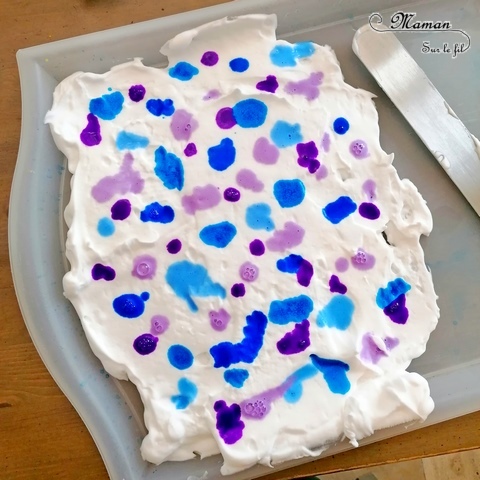 Activité manuelle et créative enfants - Tableau abstrait et marbré aux couleurs hivernales - Technique de la mousse à raser et de l'encre - Bleu et violet - Dessin et graphismes au feutre noir - Technique pour fond Hiver - Bricolage et Créativité - Œuvre collaborative - Banquise, aurore boréale - arts visuels Elémentaire, maternelle, Cycle 1, 2 - mslf