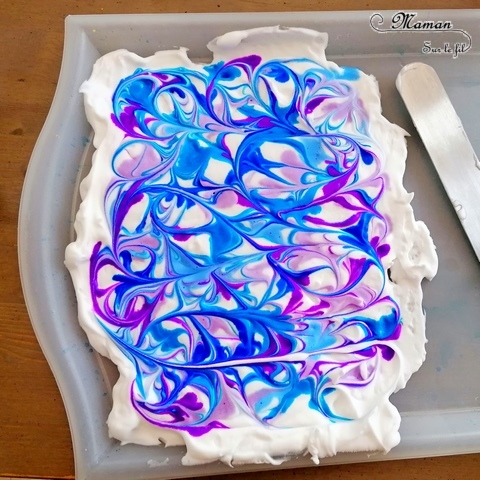 Activité manuelle et créative enfants - Tableau abstrait et marbré aux couleurs hivernales - Technique de la mousse à raser et de l'encre - Bleu et violet - Dessin et graphismes au feutre noir - Technique pour fond Hiver - Bricolage et Créativité - Œuvre collaborative - Banquise, aurore boréale - arts visuels Elémentaire, maternelle, Cycle 1, 2 - mslf