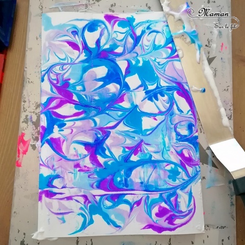 Activité manuelle et créative enfants - Tableau abstrait et marbré aux couleurs hivernales - Technique de la mousse à raser et de l'encre - Bleu et violet - Dessin et graphismes au feutre noir - Technique pour fond Hiver - Bricolage et Créativité - Œuvre collaborative - Banquise, aurore boréale - arts visuels Elémentaire, maternelle, Cycle 1, 2 - mslf