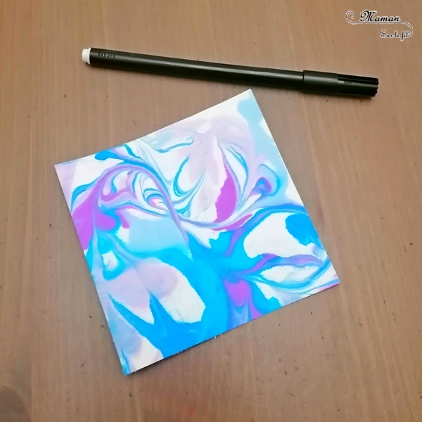 Activité manuelle et créative enfants - Tableau abstrait et marbré aux couleurs hivernales - Technique de la mousse à raser et de l'encre - Bleu et violet - Dessin et graphismes au feutre noir - Technique pour fond Hiver - Bricolage et Créativité - Œuvre collaborative - Banquise, aurore boréale - arts visuels Elémentaire, maternelle, Cycle 1, 2 - mslf