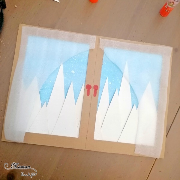 Activité manuelle et créative enfants - Créer une vue de paysage de montagnes enneigées à travers la fenêtre - Neige et Rideaux - En récup' - Carton, emballages, film protecteur - Encre, peinture, découpage, collage - Effet de relief - Neige à la peinture à la brosse à dents - recyclage et surcyclage - Bricolage et Créativité Hiver - arts visuels Elémentaire, maternelle, Cycle 1, 2 - mslf