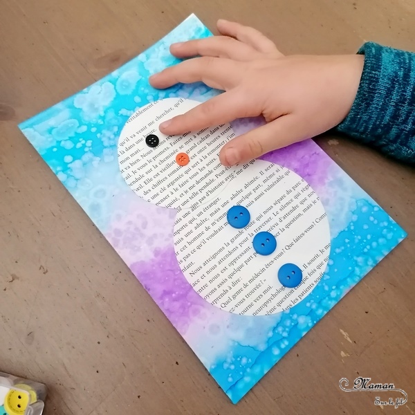 Activité manuelle et créative enfants - Bonhommes de neige avec des pages de livre, des boutons, des bâtons et du papier - Découpage et collage - Fond hivernal avec encre et gros sel - Bleu et violet - Technique pour fond Hiver - Récup - recyclage de livres abimés - Bricolage et Créativité - arts visuels Elémentaire, maternelle, Cycle 1, 2 - mslf