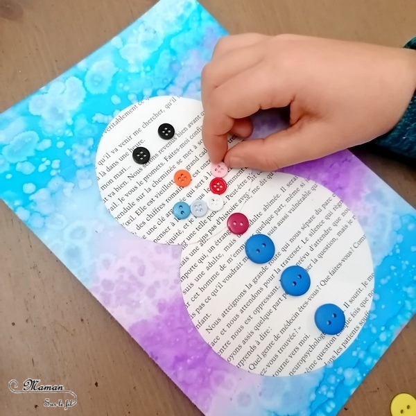 Activité manuelle et créative enfants - Bonhommes de neige avec des pages de livre, des boutons, des bâtons et du papier - Découpage et collage - Fond hivernal avec encre et gros sel - Bleu et violet - Technique pour fond Hiver - Récup - recyclage de livres abimés - Bricolage et Créativité - arts visuels Elémentaire, maternelle, Cycle 1, 2 - mslf