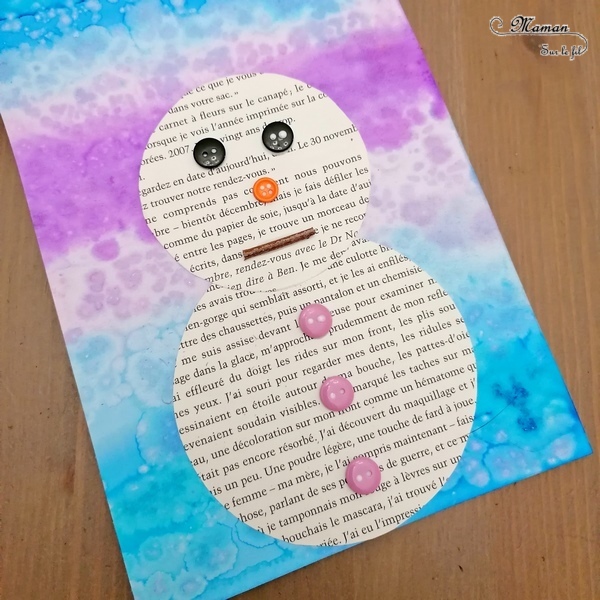 Activité manuelle et créative enfants - Bonhommes de neige avec des pages de livre, des boutons, des bâtons et du papier - Découpage et collage - Fond hivernal avec encre et gros sel - Bleu et violet - Technique pour fond Hiver - Récup - recyclage de livres abimés - Bricolage et Créativité - arts visuels Elémentaire, maternelle, Cycle 1, 2 - mslf