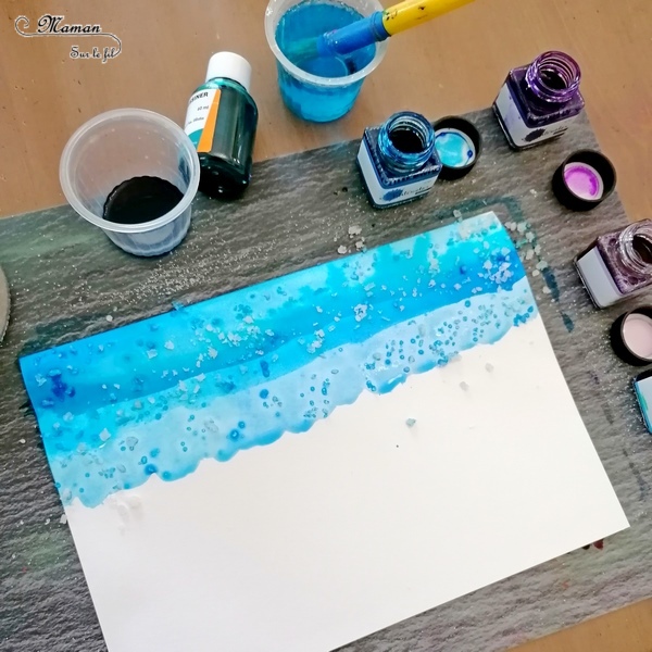 Activité manuelle et créative enfants - Bonhommes de neige avec des pages de livre, des boutons, des bâtons et du papier - Découpage et collage - Fond hivernal avec encre et gros sel - Bleu et violet - Technique pour fond Hiver - Récup - recyclage de livres abimés - Bricolage et Créativité - arts visuels Elémentaire, maternelle, Cycle 1, 2 - mslf