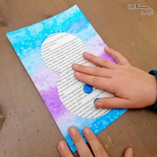 Activité manuelle et créative enfants - Bonhommes de neige avec des pages de livre, des boutons, des bâtons et du papier - Découpage et collage - Fond hivernal avec encre et gros sel - Bleu et violet - Technique pour fond Hiver - Récup - recyclage de livres abimés - Bricolage et Créativité - arts visuels Elémentaire, maternelle, Cycle 1, 2 - mslf