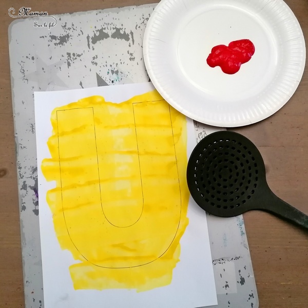 Abécédaire créatif - U comme Univers et Ustensiles - activité manuelle et créative enfants - Encre et gros sel - lignes horizontales - technique peinture avec ustensiles de cuisine - fouet, spatule... - apprentissage lettres alphabet - maternelle - Alphabets lettres creuses gratuit - créative - Projet Maternelle Cycle 1 - mslf