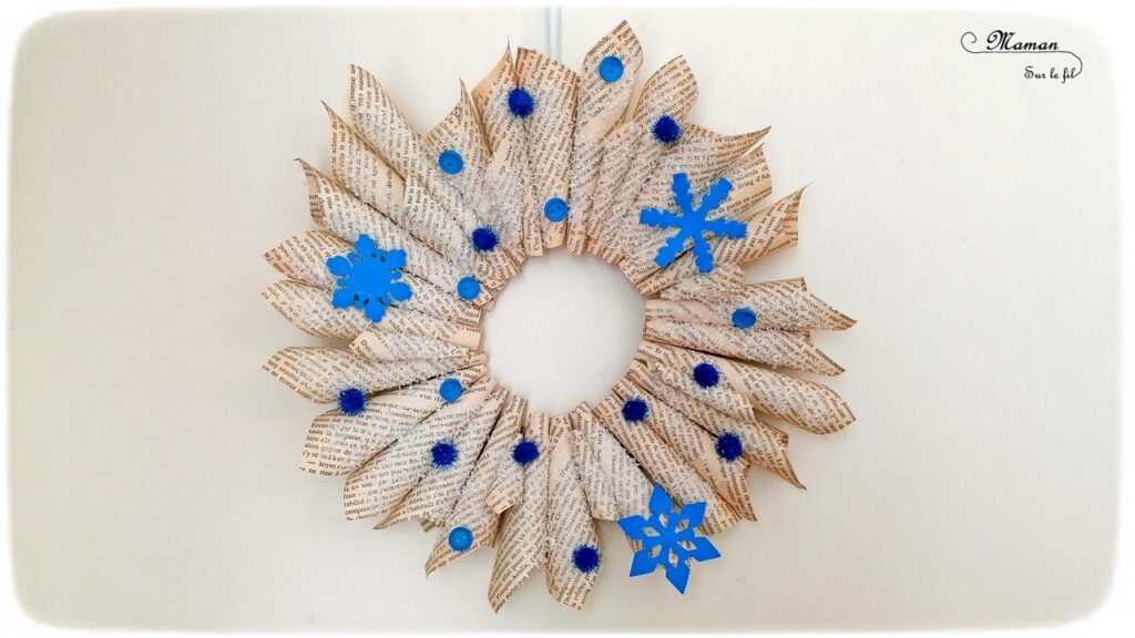 Activité manuelle et créative enfants - Fabriquer une couronne hiver avec un vieux livre jauni - Décoration de porte - Saisons - Pages découpées, roulées, collées - Motricité fine - blanc et bleu - Récup et surcyclage - recyclage de livres abimés - Bricolage et Créativité - arts visuels Elémentaire, maternelle, Cycle 1, 2 - mslf